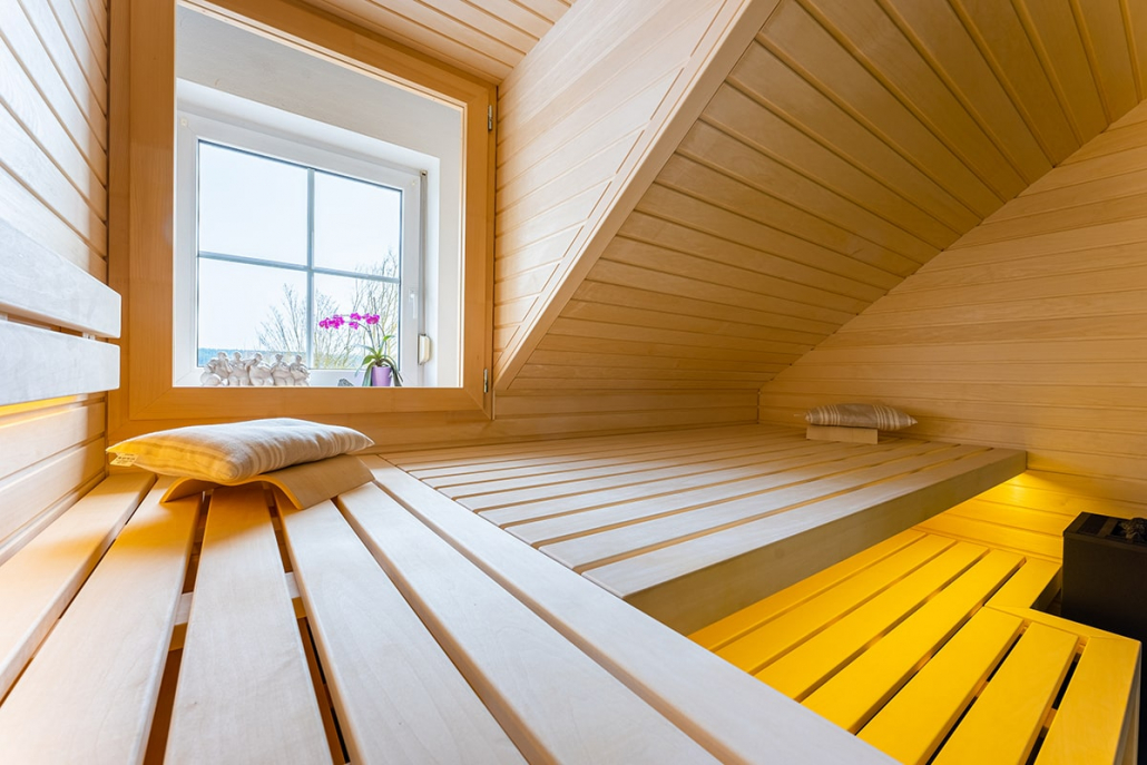Sauna unter Dachschräge mit Fenster